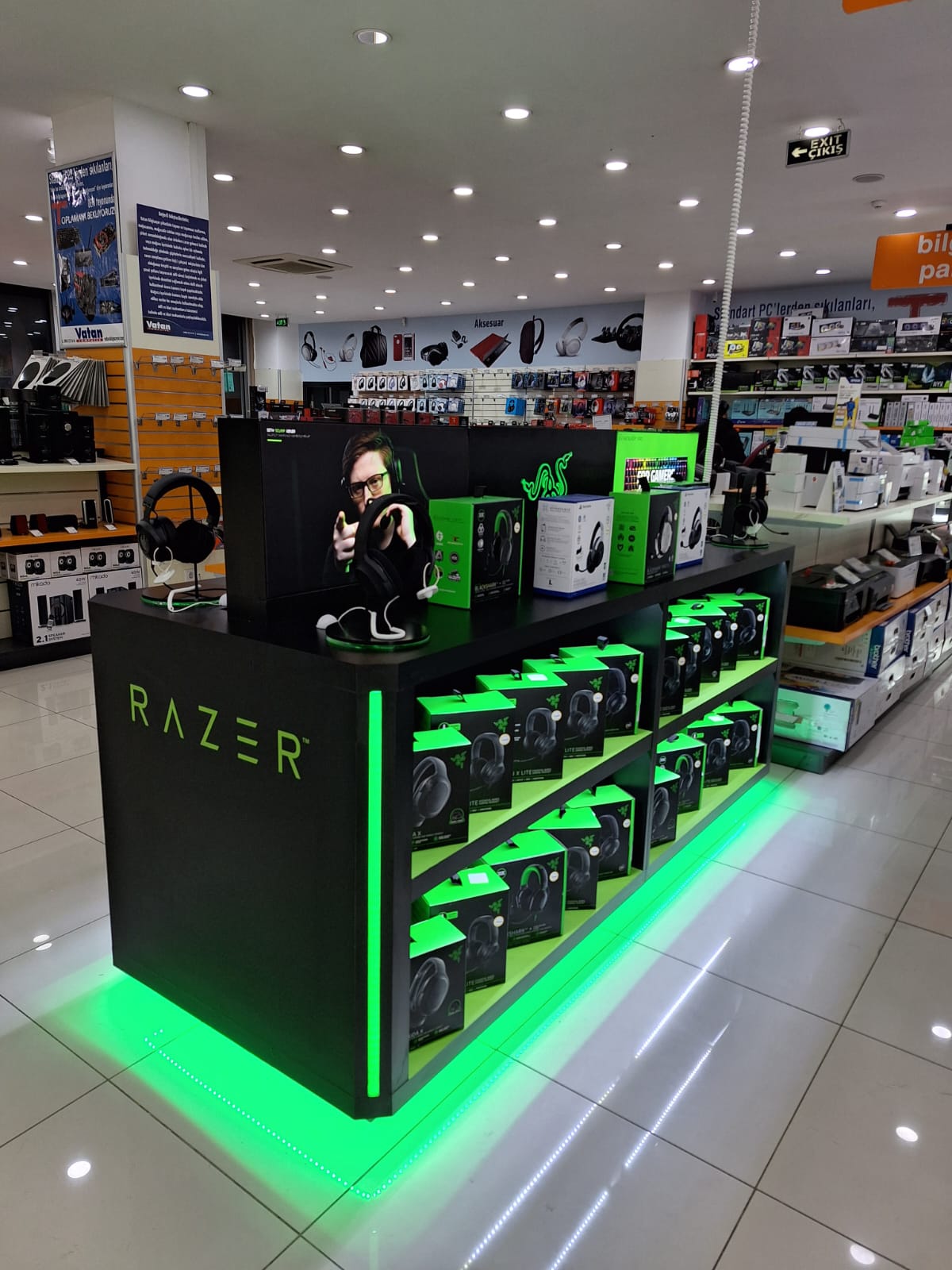 Ledin | Razer Mağaza İçi Ürün Sergileme Standı Tasarımı